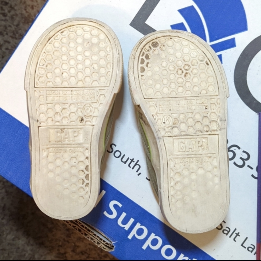 Baby Gap Green Dinosaur slip on shoes size 6 - Picture 3 of 3